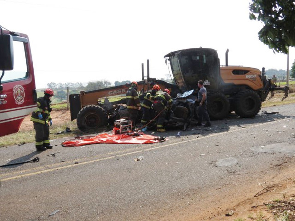 Homem morreu após colisão entre carro e motoniveladora em Dracena (SP) — Foto: Jorge Zanoni