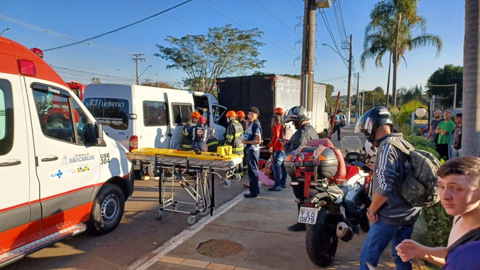 Mulher foi socorrida após ficar presa às ferragens em São Carlos — Foto: Bruno Moraes/acidadeon