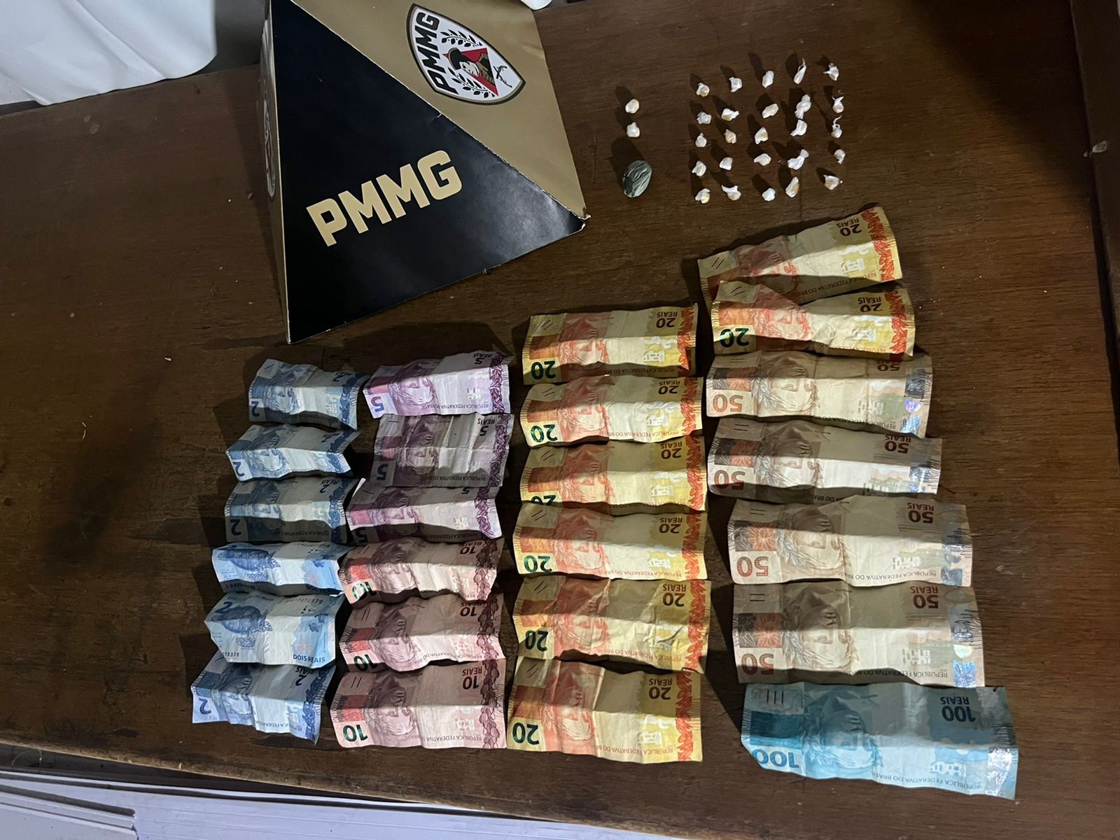 Bebê e menina são encontradas em casa usada para tráfico e com higiene precária no Norte de MG