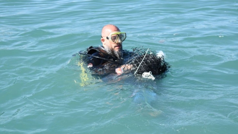 Biólogo Thiago Davanso, doutor em zoologia, explica os impactos que o peixe pirarucu traz aos rios de Cardoso (SP) — Foto: Thiago Davanso/Arquivo pessoal