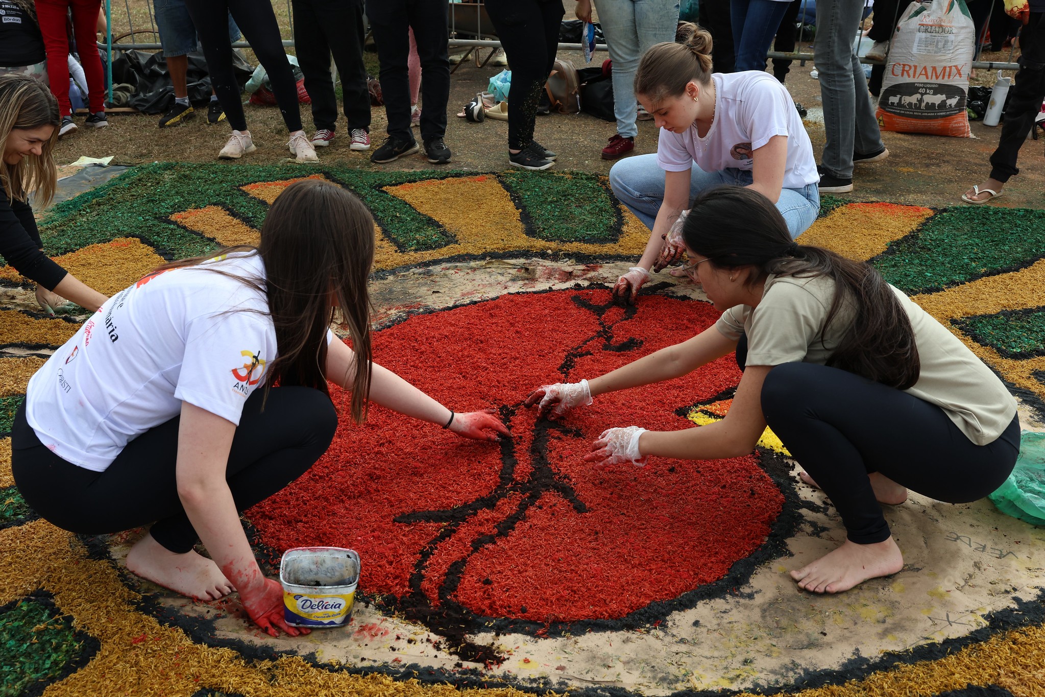 Corpus Christi: milhares se reúnem para missa e montagem de tapetes coloridos em Brasília; veja VÍDEO