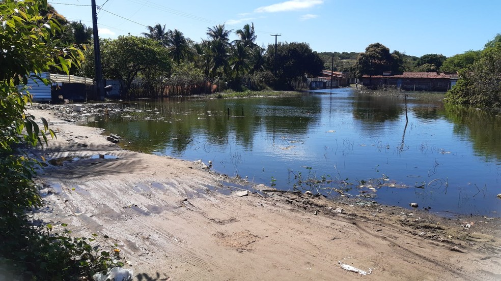 Área da Comunidade Cavaco Chinês após início da drenagem da água — Foto: Sérgio Henrique Santos/Inter TV Cabugi