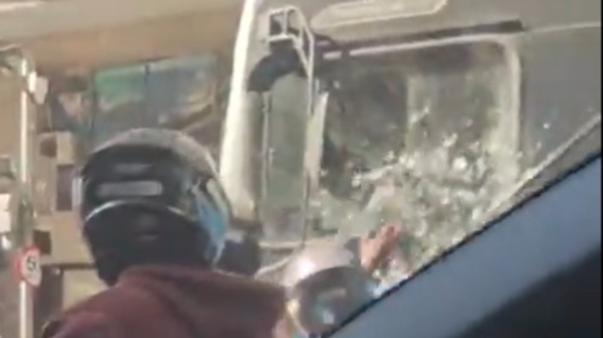 Motociclista quebra vidro de ônibus em discussão de trânsito em Copacabana e é impedido por guarda de fugir; VÍDEO