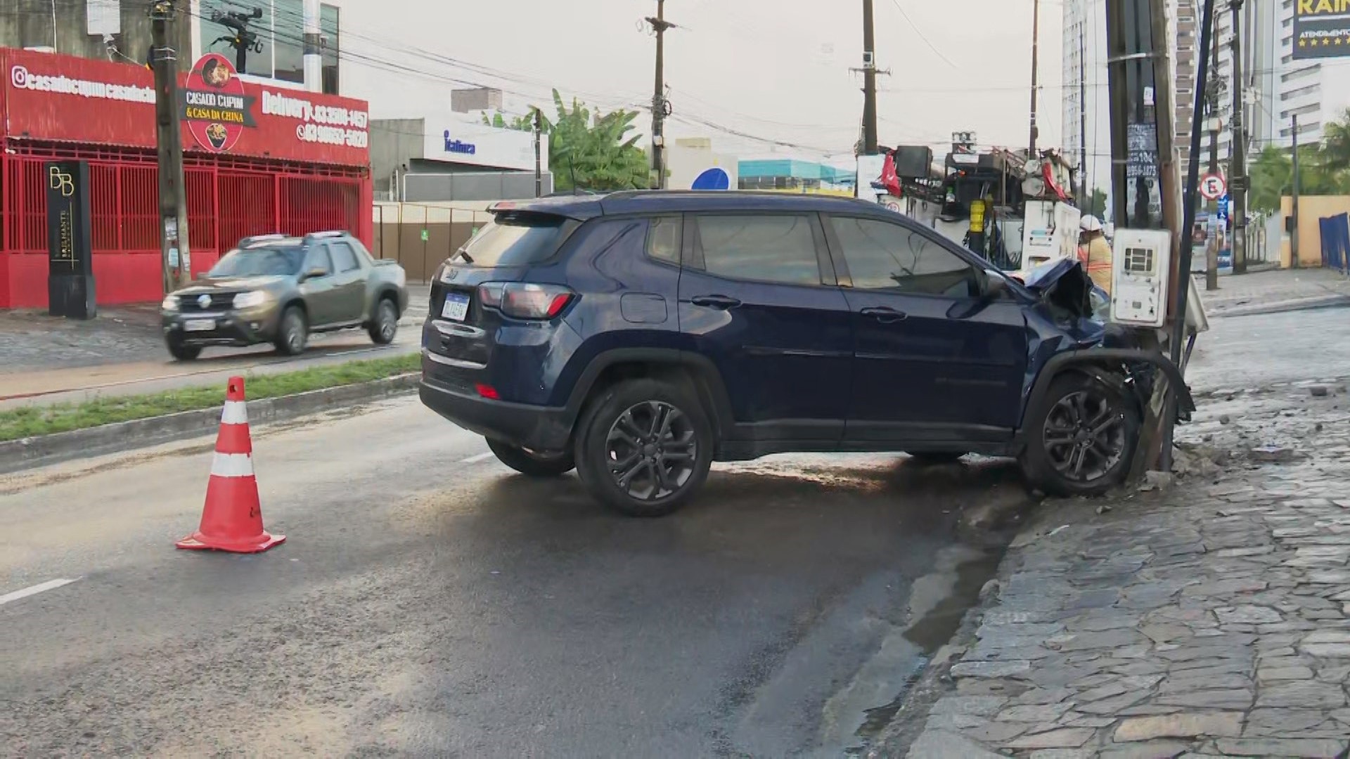 Carro bate em poste e interdita parcialmente trânsito no bairro dos Bancários, em João Pessoa