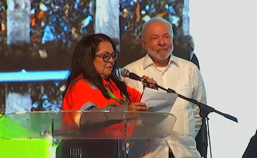 Funcionária da BAMIM, Sandra Argolo discursou durante o anúncio da FIOL. Emocionada, ela foi amparada pelo presidente Lula — Foto: Reprodução/TV Brasil