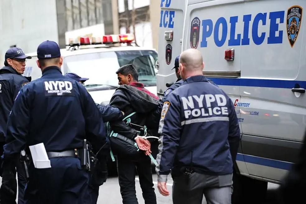 Em cidades como Nova York, a polícia geralmente não investiga o status de imigração de um detento. — Foto: Getty Images via BBC