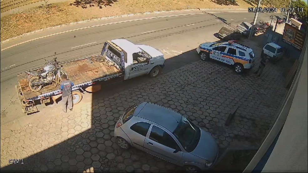 Momento em que moto do suspeito de cometer o crime é apreendida e encaminhada para perícia — Foto: Circuito de segurança