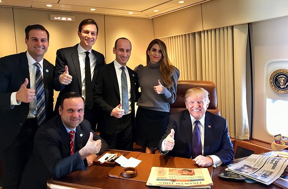 Donald Trump e equipe no Air Force One, em 8 de novembro de 2017 — Foto: Casa Branca