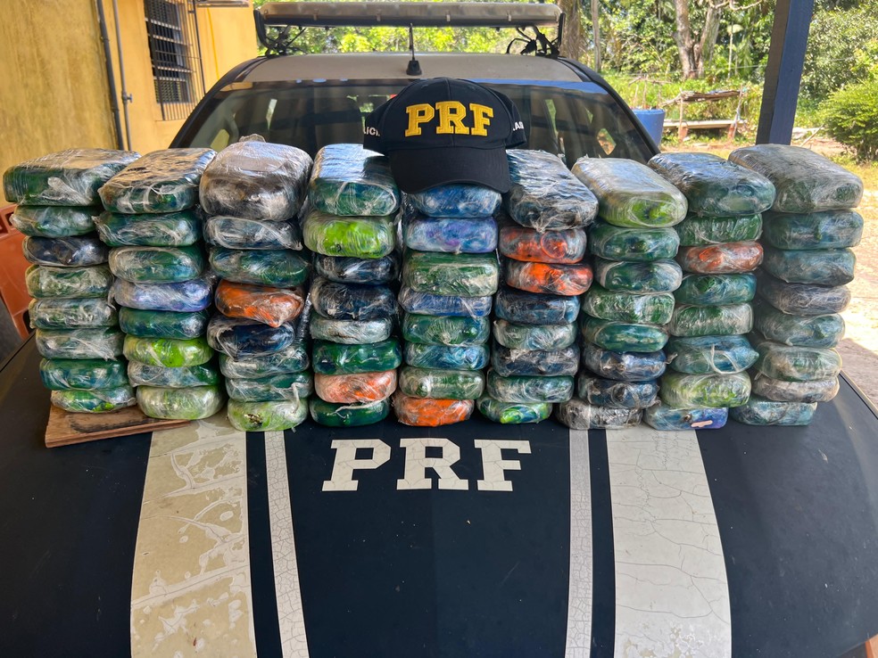 Cerca de 72kg de crack estavam em carro — Foto: Ascom/PRF