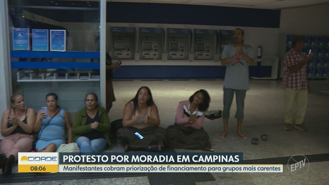 Grupo se reúne em manifestação por financiamento de moradias populares em Campinas