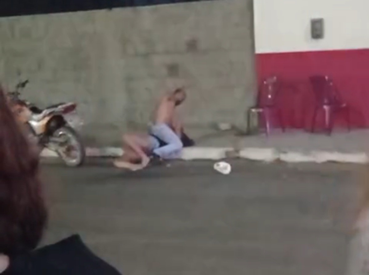 VÍDEO: Homem agride mulher caída no chão com socos durante briga em bar no RN