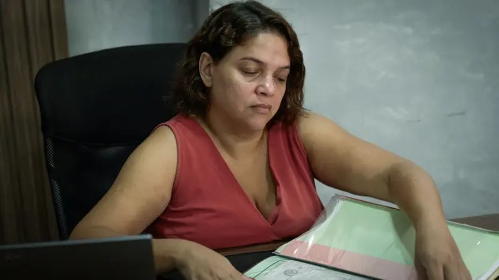 Roberta Viegas ajuda brasileiros a se mudar ao Paraguai e orienta as pessoas a conhecerem o país primeiro — Foto: Fernando Otto/BBC