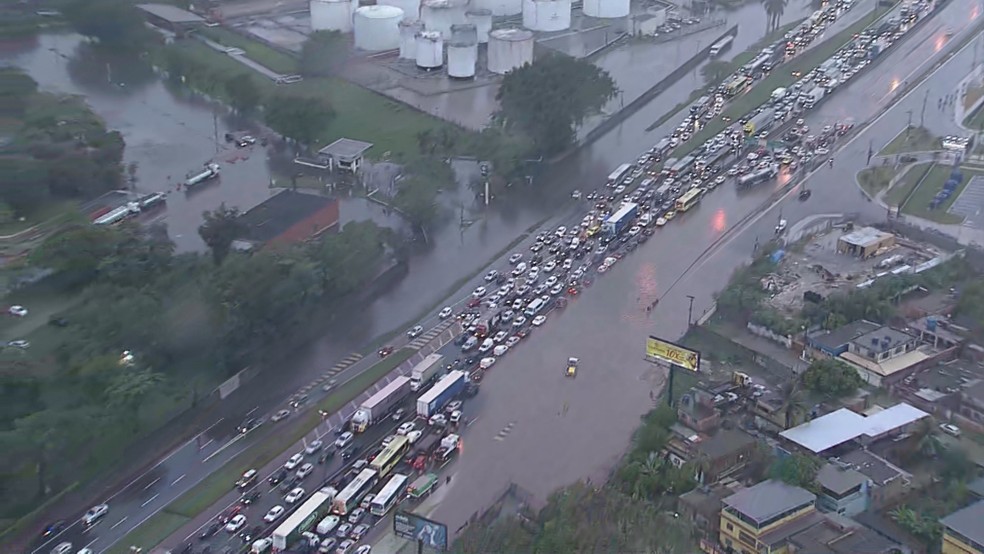 Pistas da BR-040 alagadas na sexta-feira, na altura de Duque de Caxias; novos bolsões d'água foram registrados neste sábado — Foto: TV Globo