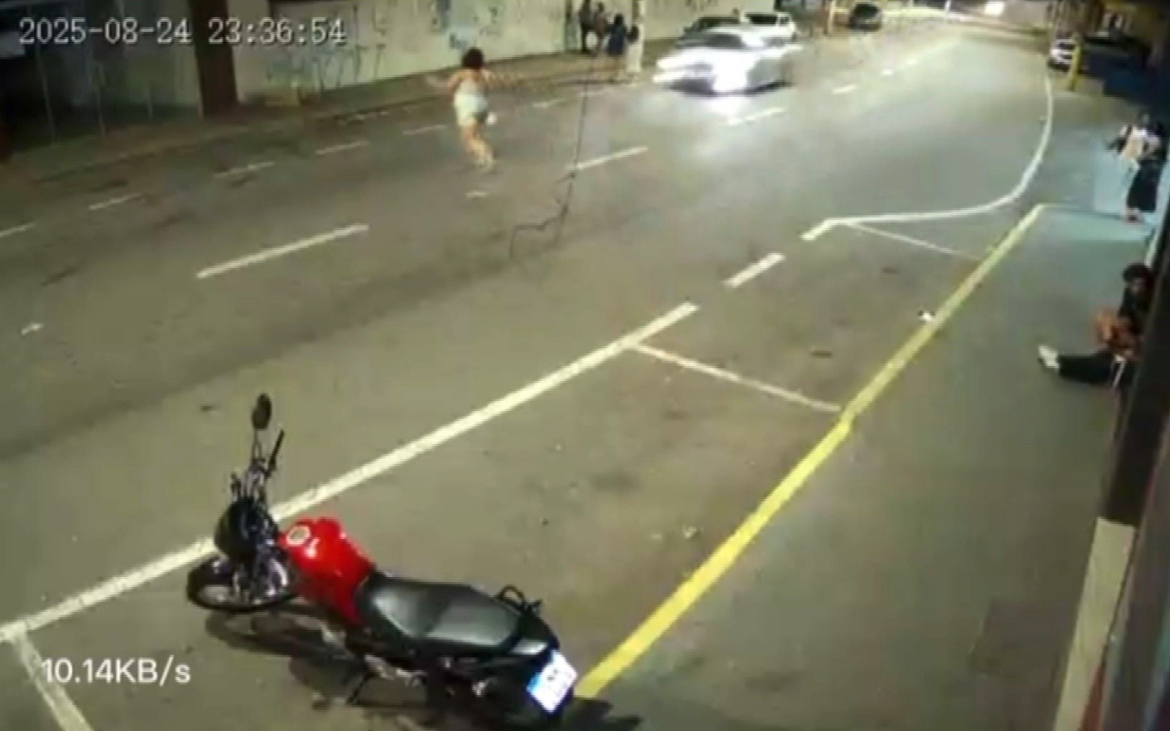 VÍDEO: Mulher fica gravemente ferida após atropelamento em avenida de Varginha; motorista fugiu sem prestar socorro