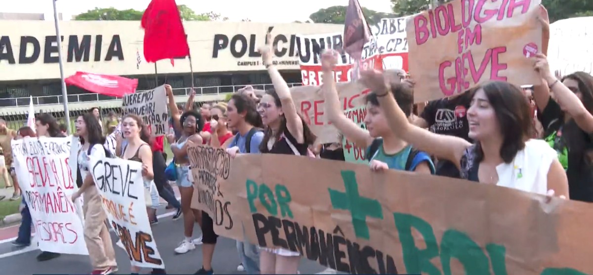 Após quase uma semana de greve, alunos da USP protestam pela ...