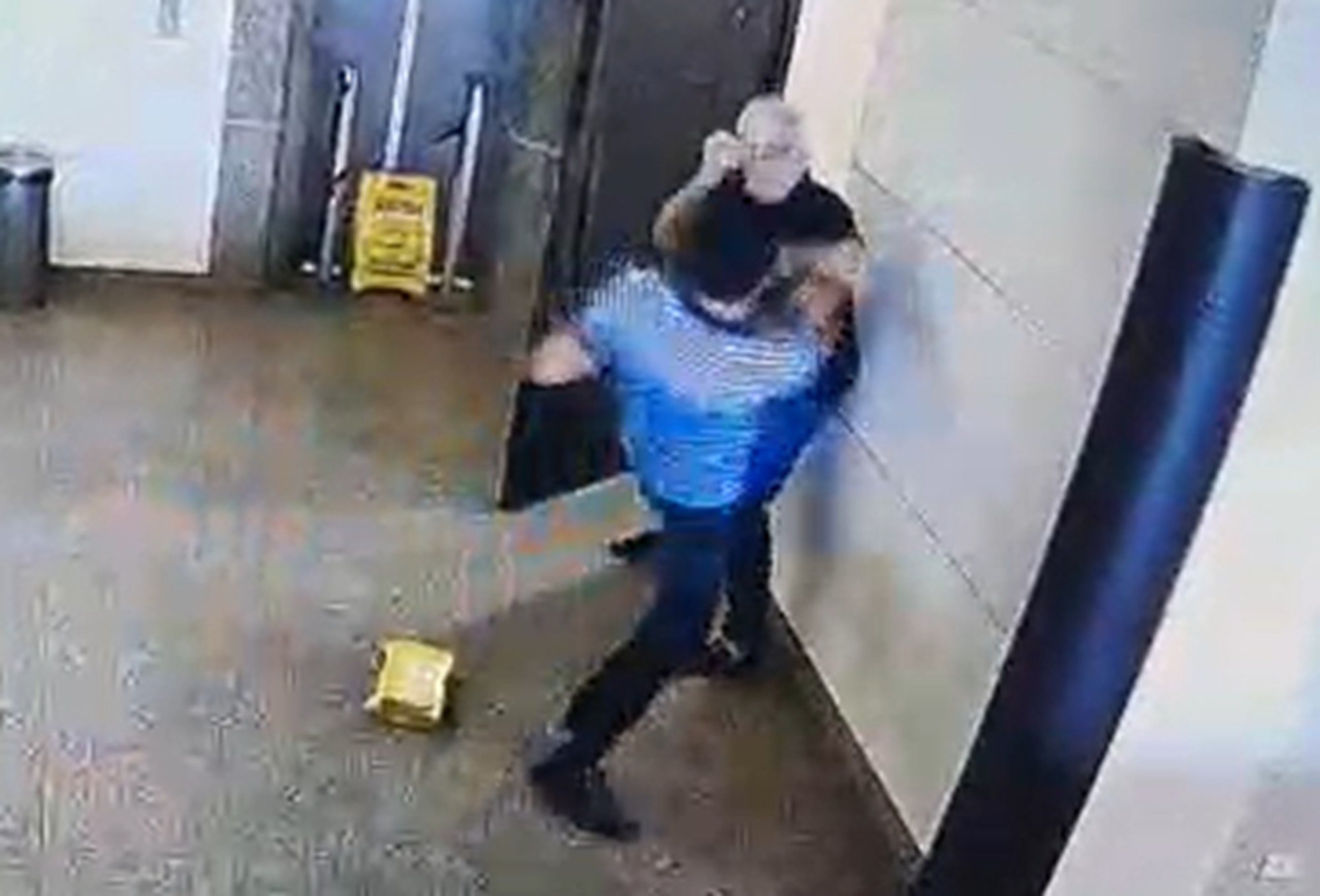 Síndico de 67 anos é agredido por morador em Jaboatão; vídeo mostra agressão