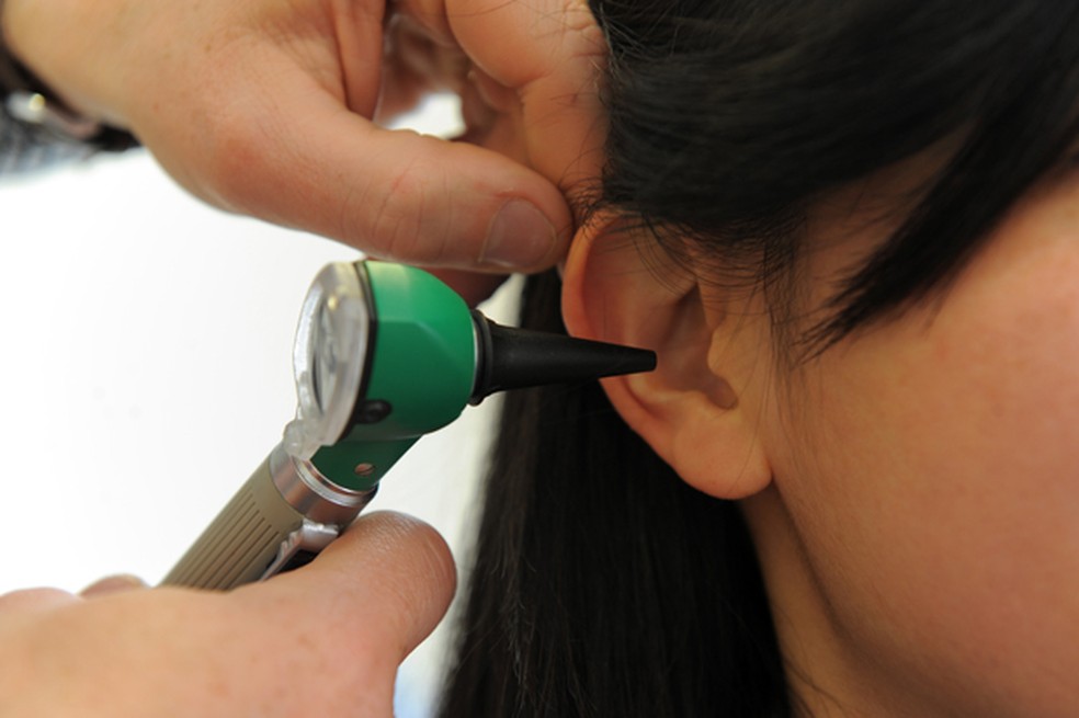  Médico examina ouvido de paciente em Quimper, na França  — Foto: AFP Photo/Fred Tanneau