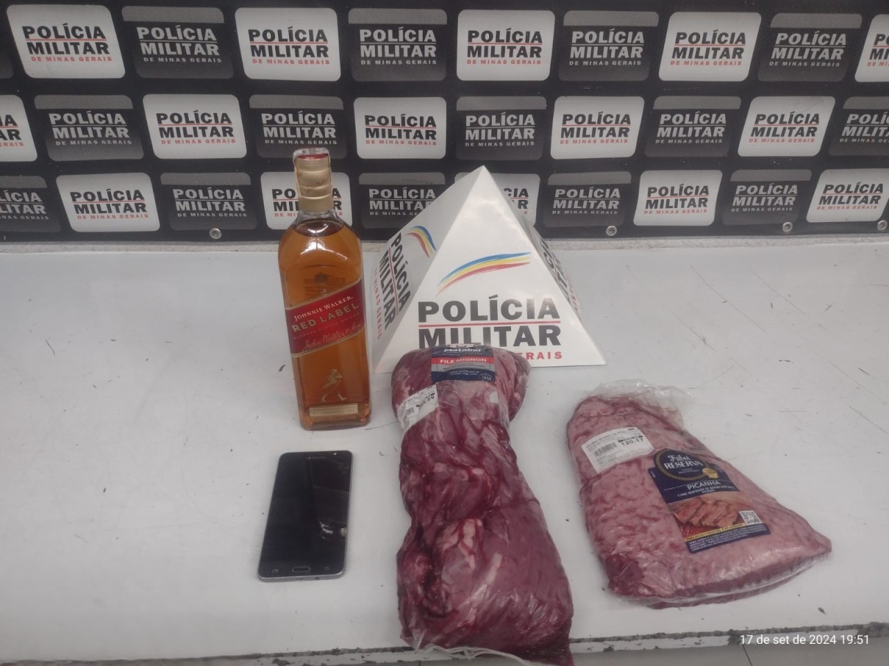 Pacotes de carne e garrafa de uísque: mulher é detida por furto em supermercado em Divinópolis