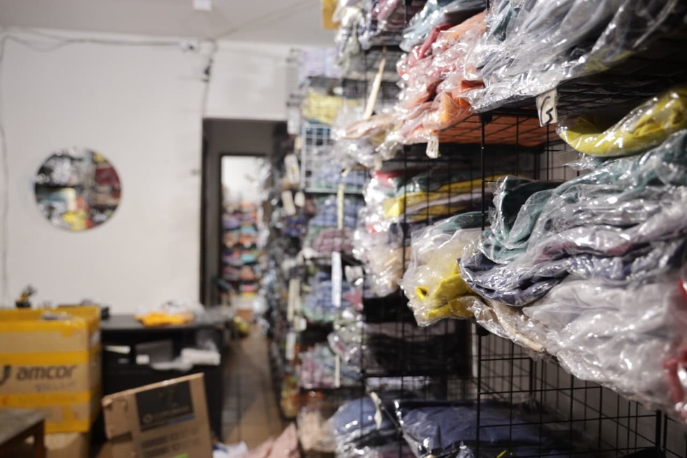 Camisas, calças, bermudas, tênis, cintos e óculos foram apreendidos durante a ação. — Foto: Polícia Civil
