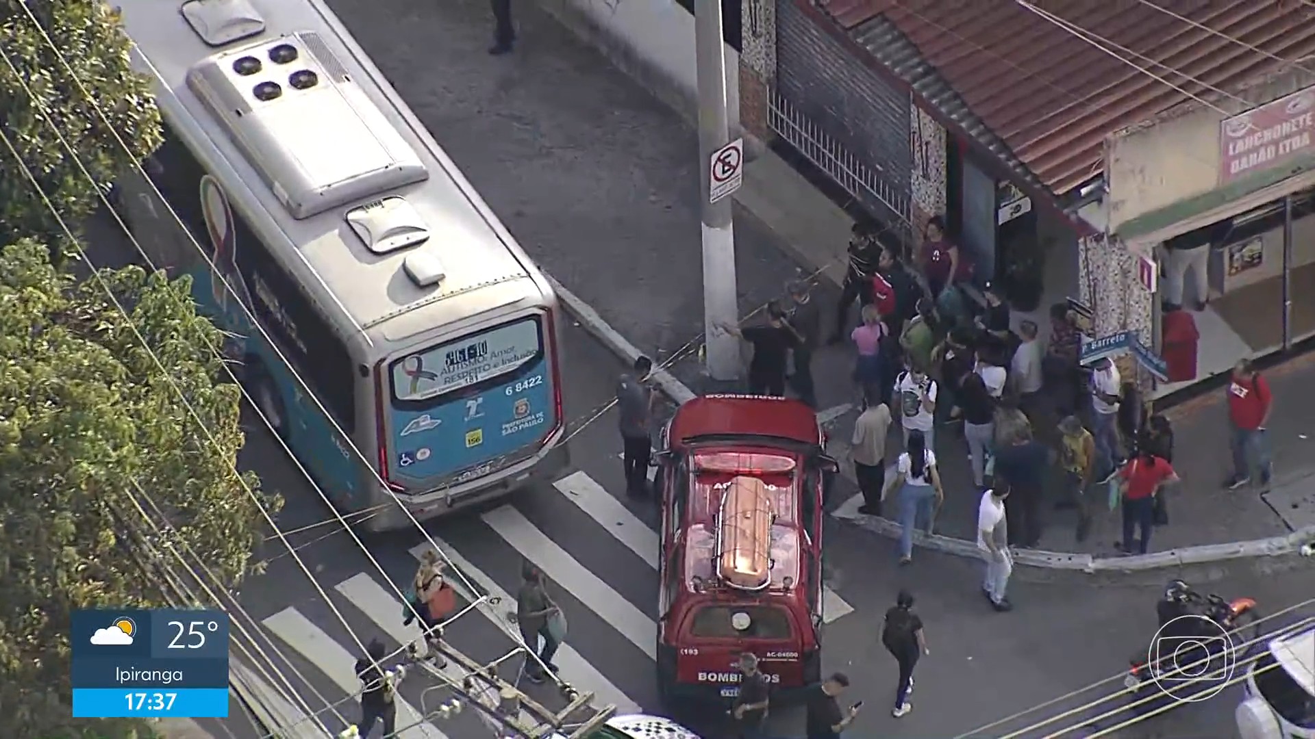 Idoso de 90 anos é atropelado e fica preso sob ônibus na Zona Sul de SP; helicóptero Águia fez resgate