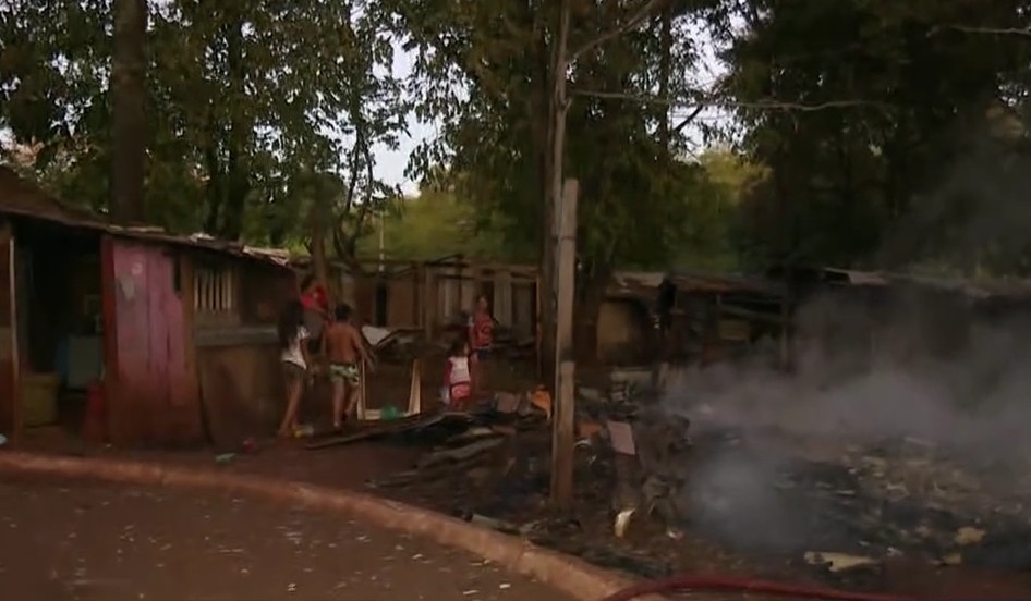 Incêndio destrói casas em vila indígena de Londrina