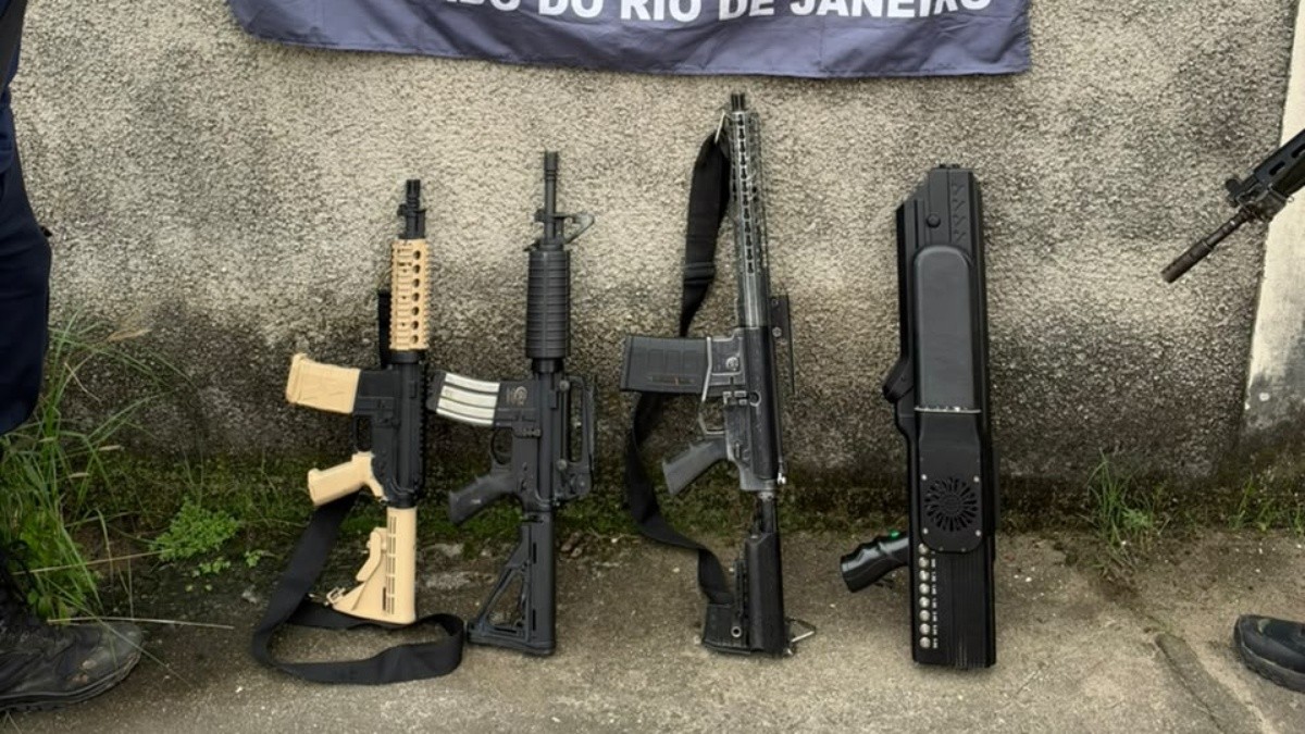 PM apreende 3 fuzis e bazuca usada para derrubar drones no Rio