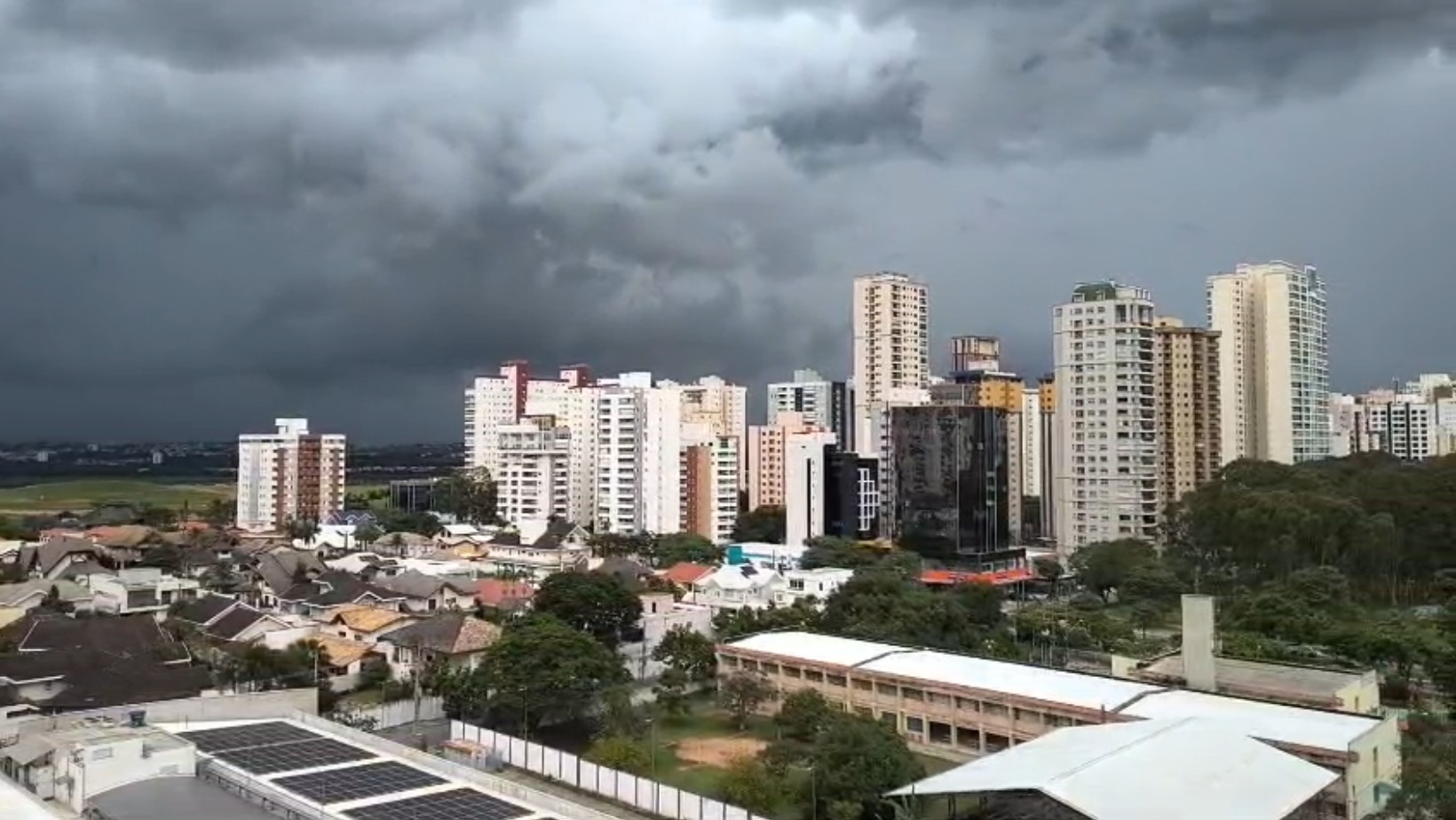 Vale e região têm alerta de chuvas intensas neste sábado (24); veja a previsão