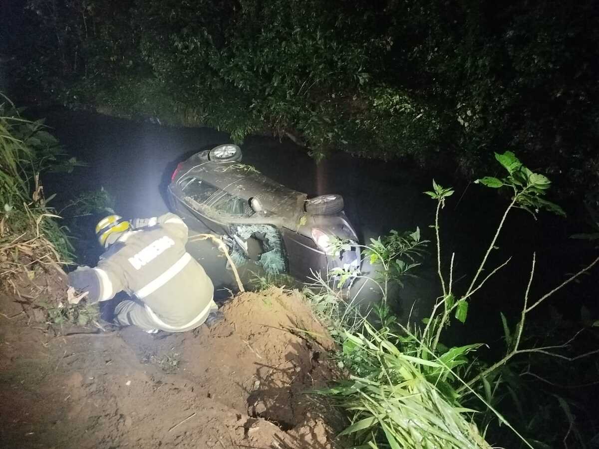 Motorista sobrevive aps carro cair no crrego do Bairro So Pedro, em Juiz de Fora