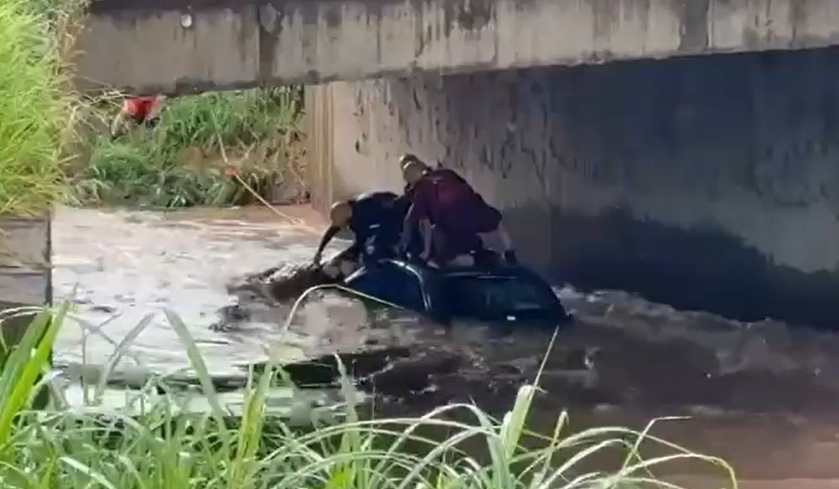 Queda em córrego, carro 'engolido' pela água e ruas alagadas: chuva causa transtornos em Piracicaba
