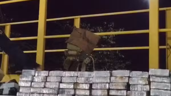 Polícia encontra 440 kg de cocaína escondidos em caminhão-tanque em Ilha Solteira-SP