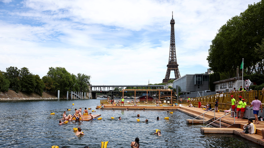 Banhistas mergulham no rio Sena, em Paris, reaberto para banho após 102 anos; veja IMAGENS - A reabertura é resultado dos esforços das autoridades para melhorar a qualidade da água do rio para os Jogos Olímpicos de Paris, em 2024.