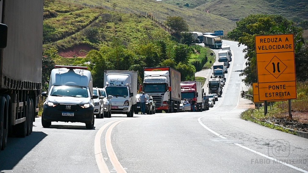 Congestionamento na BR-116 após o acidente  — Foto: Fábio Monteiro/Inter TV dos Vales