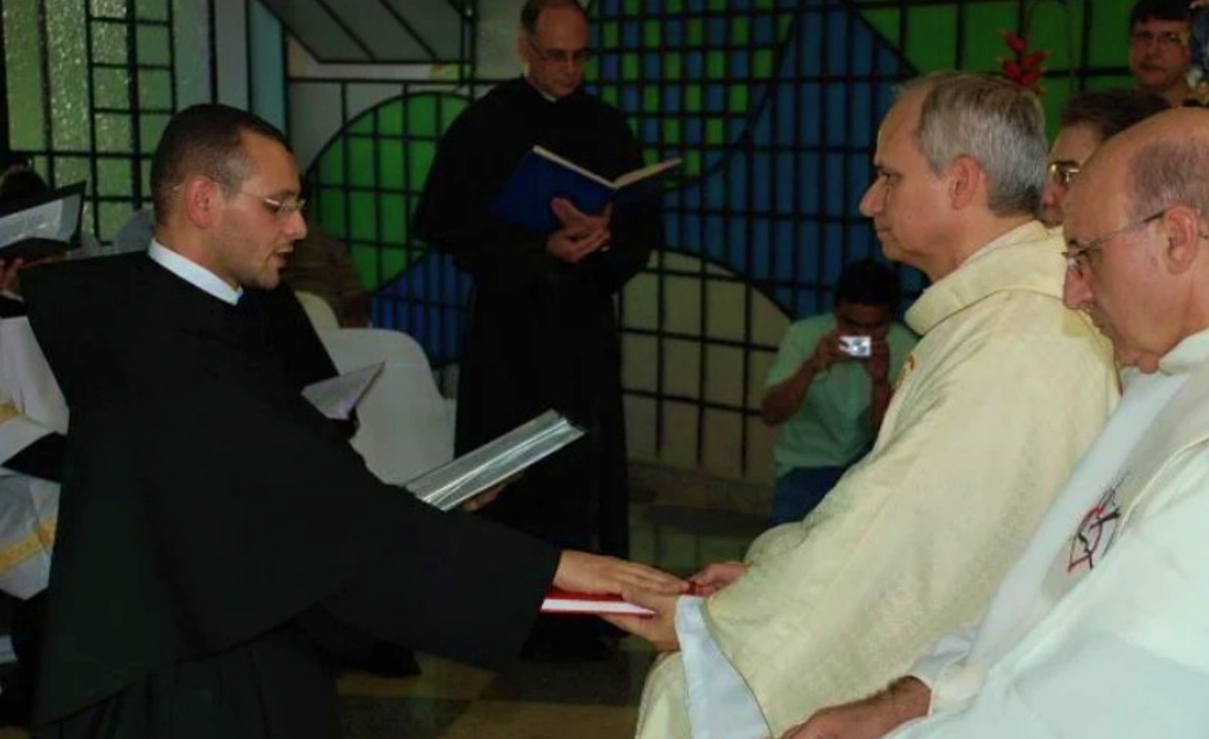 Frei mineiro que fez seus votos diante de Leão XIV comemora eleição do novo papa: ‘Coração acolhedor’
