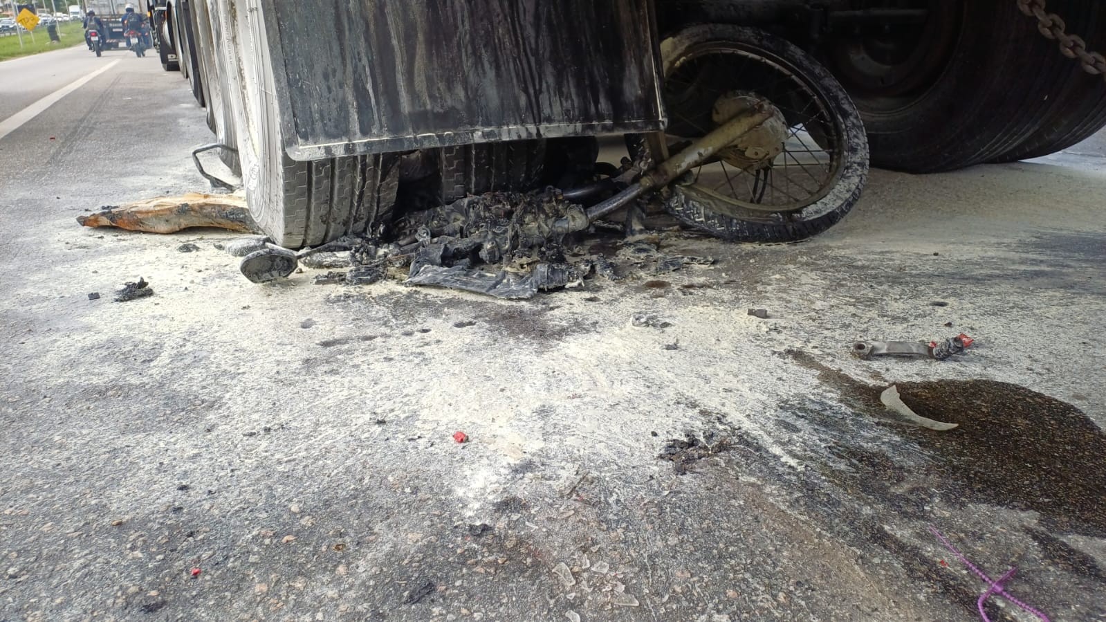 Moto é esmagada por carreta e pega fogo em acidente na BR-101; VÍDEO