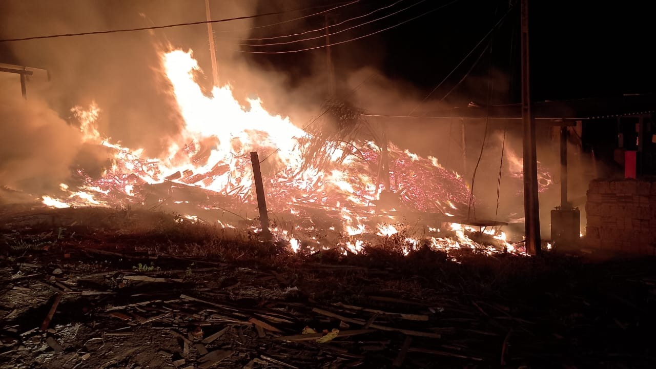Incêndio destrói maquinários de caixotaria às margens da MGC-401