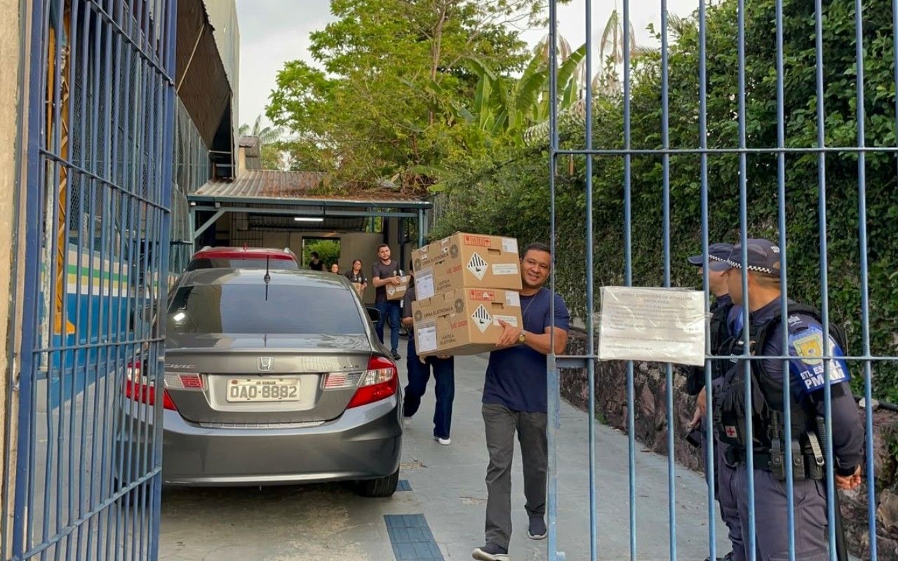 TSE prorroga votação por duas horas, mas urnas já são retiradas de escolas no AM