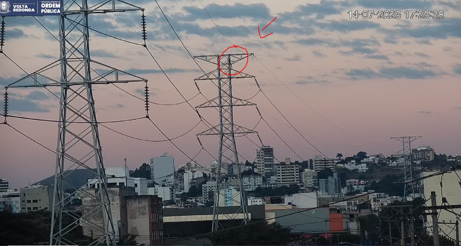 Homem é resgatado pelo Corpo de Bombeiros após escalar torre de alta tensão em Volta Redonda
