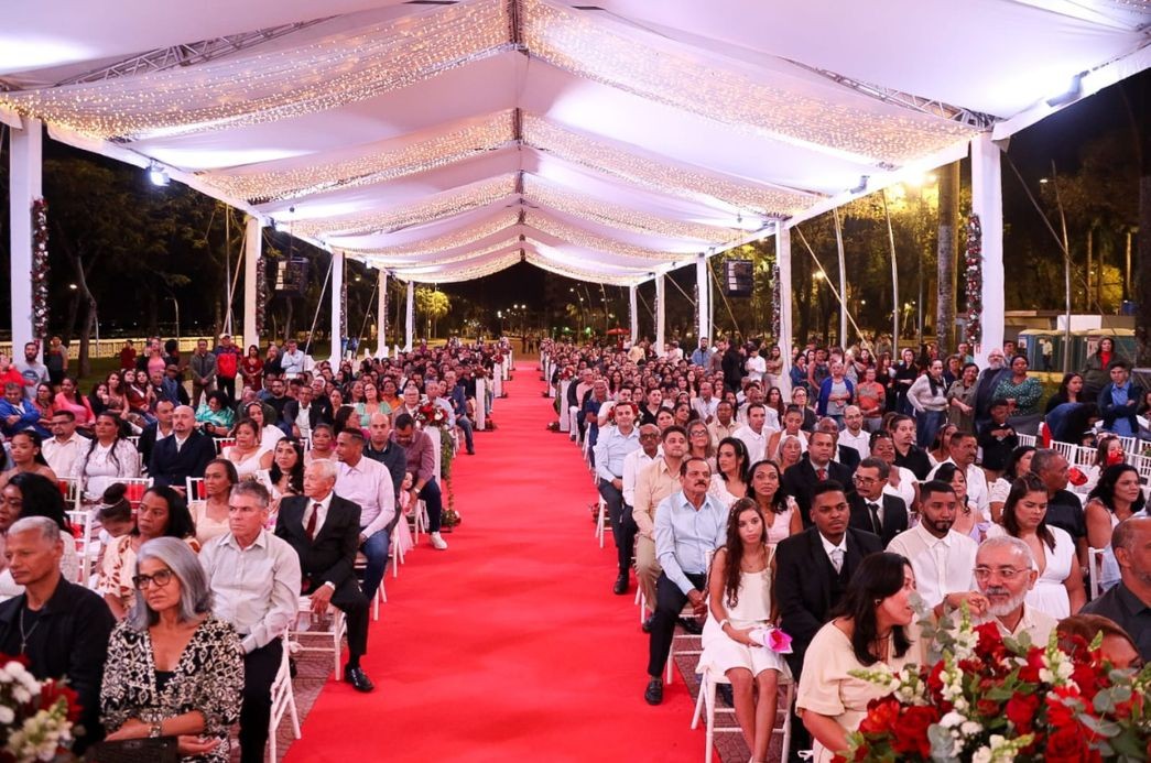 Dezenas de casais oficializam a união em casamento comunitário em Cubatão, SP