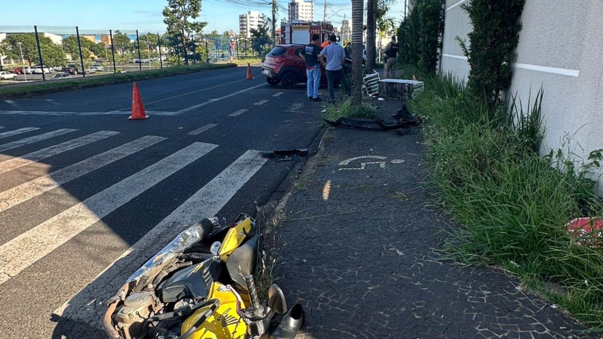Batida com carro perto do Hospital Municipal de Uberlândia deixa motociclista em estado grave