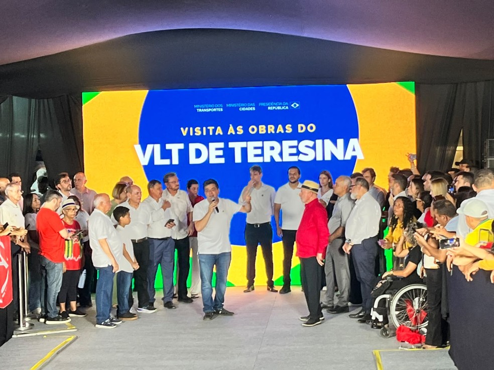 Ao lado do presidente, o governador Rafael Fonteles (PT), também candidato à reeleição, destacou parcerias entre os governos estadual e federal em obras de infraestrutura e mobilidade. — Foto: Ananda Soares/g1