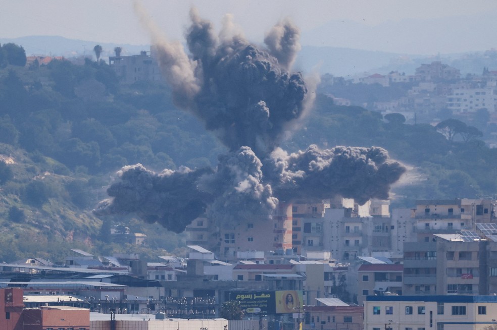 Bombardeio israelense em Tiro, no sul do Líbano, em 8 de abril de 2026. — Foto: REUTERS/Adnan Abidi