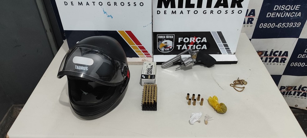 Arma e munições apreendidas pela polícia. — Foto: Polícia Militar