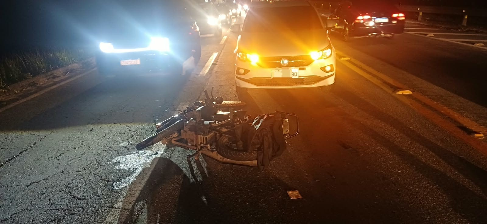 Duas pessoas ficam feridas após acidente entre carro, moto e ônibus na BR-393, em Volta Redonda
