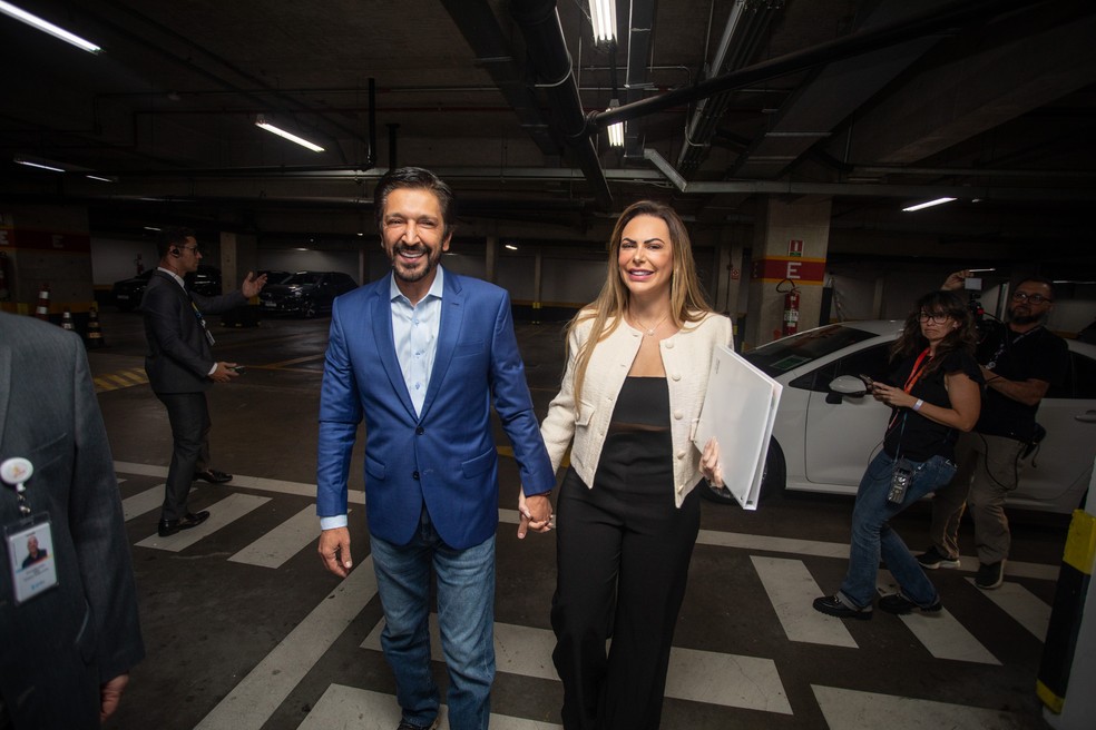 Candidato Ricardo Nunes (MDB) com a esposa, Regina Carnovale Nunes, na chegada à Rede Globo em São Paulo para o debate do 1º turno para a prefeitura da capital — Foto: Fábio Tito/g1