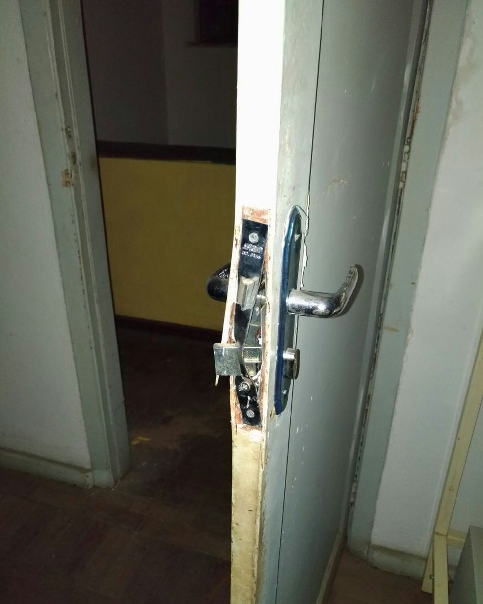 Agência dos Correios em Cordeiro, RJ, é invadida; portas e janelas foram arrombadas | Região Serrana | G1
