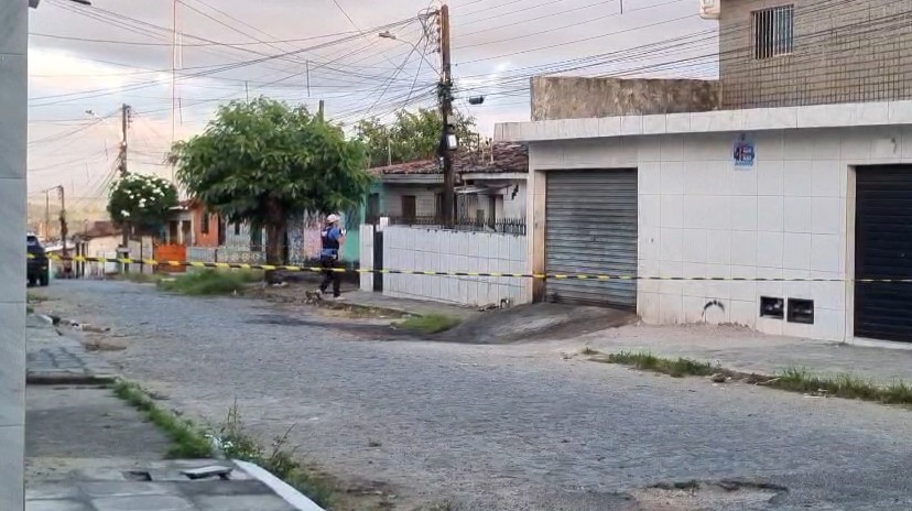 Homem é morto a tiros após ter casa invadida por suspeito que se apresentou como policial, na Grande João Pessoa