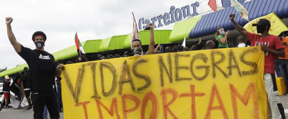 Protesto em 2020 contra a rede Carrefour após a morte de João Alberto em Porto Alegre — Foto: Ricardo Moraes/REUTERS