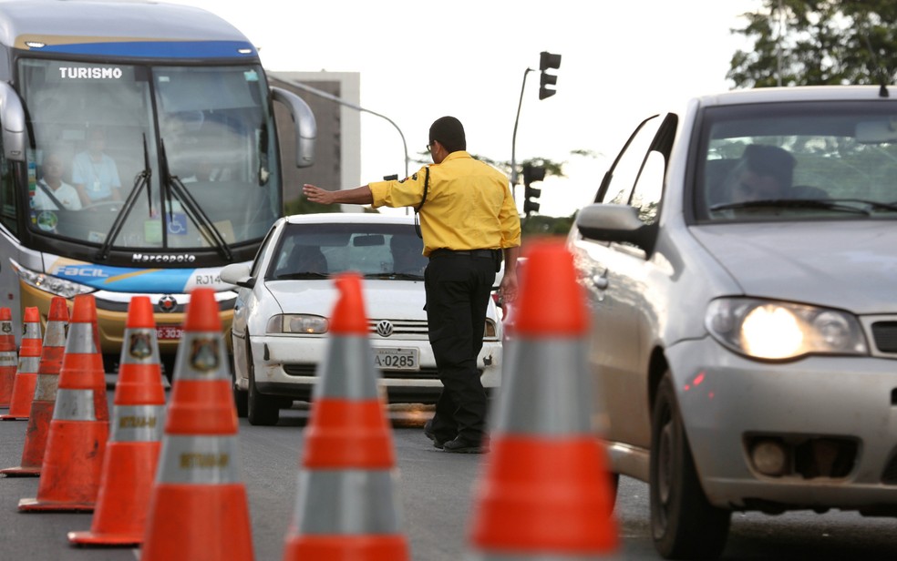 Agente manda carro parar em blitz do Detran no Distrito Federal — Foto: Tony Winston/Agência Brasília