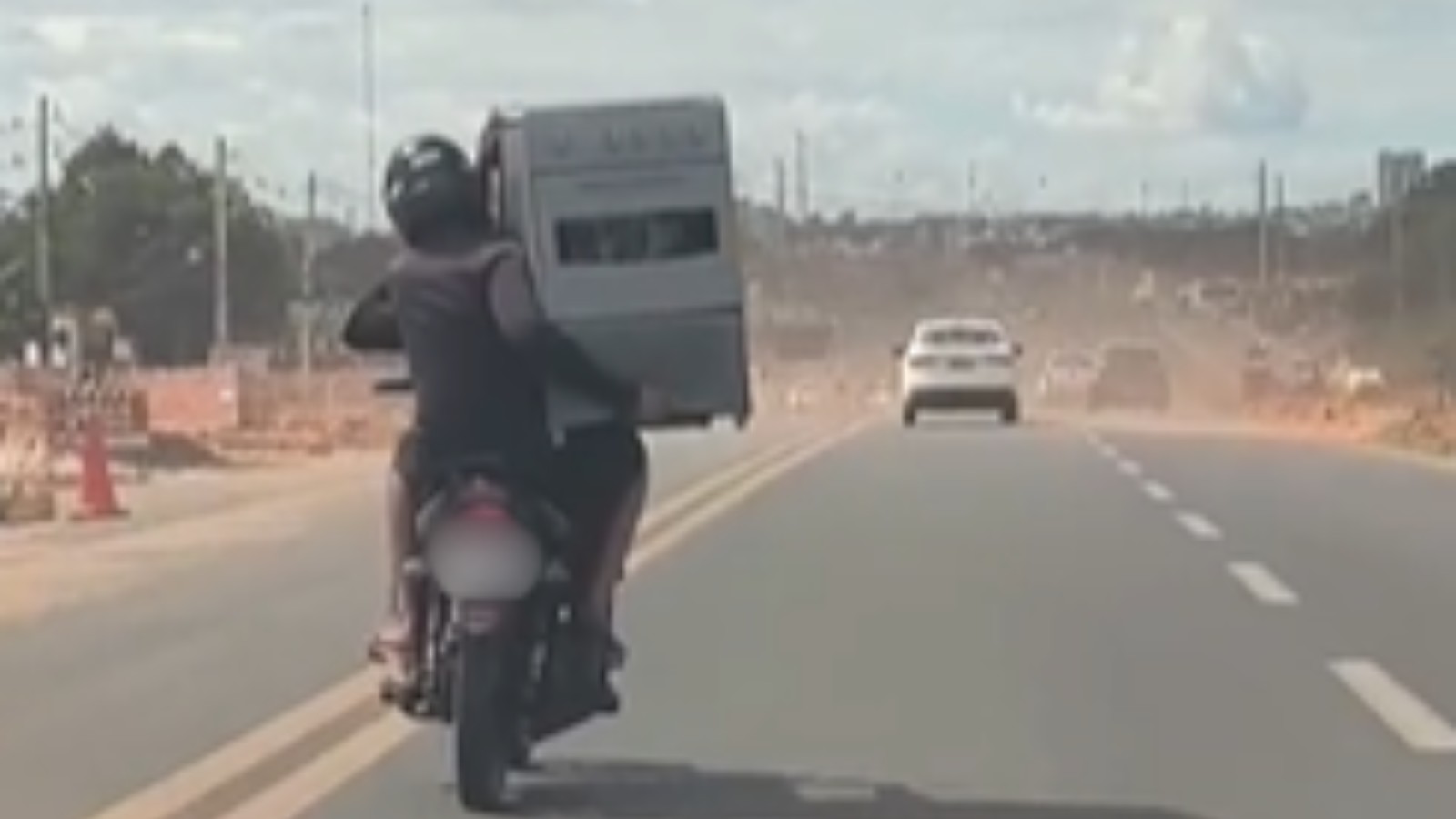 Vídeo mostra flagrante de passageiro transportando fogão de 4 bocas sobre motocicleta na BR-343 no PI