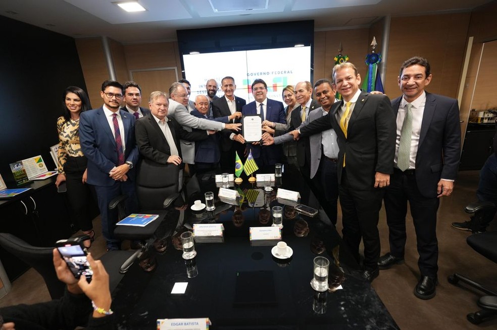 Rafael Fonteles e ministro Waldez Góes assinam ordem de serviço para construção da Barragem Nova Algodões no Piauí — Foto: Reprodução/CCOM